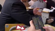 在“危险”的边缘疯狂试探，大学生上课打游戏。网友：风浪越大，鱼越贵。