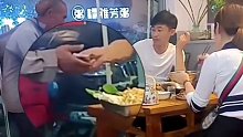 老人饭店乞讨，小伙和女子的行为让人暖心！