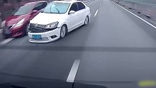 红色轿车从停车带驶出来时违法变道，后车遭殃了