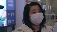 执行法官在出站口将人抓获。女老赖竟面露不屑，说出的话让人瞠目结舌！
