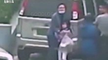 胆大男子当街抢小孩