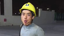 90后小伙工地下班边吃面包边感慨，“早已不是年少轻狂的男孩子了