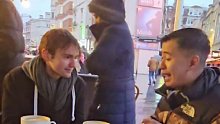 伦敦街头，英国小伙给亚裔小伙上了一课：你该亲自去中国看看！