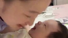 80天的宝宝被妈妈亲的手舞足蹈，当被爸爸亲的时候面无表情