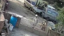 可疑女子私闯农家院，问孩子：小朋友，大人在不在家？网友：太可怕了！幸亏大人在家。