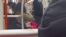 大妈地铁上抢座位，同车厢男子站出来霸气怒怼：“我们上海人的脸就是被你们丢掉的”！