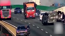 白色货车突然撞向轿车，翻滚数圈坠20米桥底，监控拍下罪魁祸首！黑车4人自行爬出～～