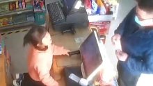 女孩独自看店，男子买东西欲套路女孩，被识破