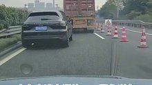 大车高速上遇施工，紧急刹车险些撞上并行的汽车