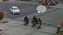 小车闯红灯失控冲进安全岛！路人吓懵我了