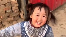 爸爸去老家接一个月没见的女儿，女儿看到爸爸开心欢笑