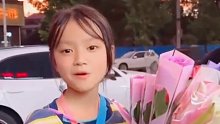 小女生独自出来卖花，两位男生想买下她手中全部的花，她却表示不需要“可怜”