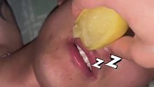 女子往熟睡男友嘴里挤柠檬汁，男友的反应亮了。网友：感觉做了个尖酸刻薄的梦