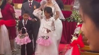 婚礼 现场小花童 认真撒花，后面新娘用脸接花。新娘 ：无法拒绝的祝福！