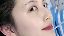 老公记录下老婆抱着刚出生宝宝的幸福时刻，生完宝宝的妈妈依旧美丽动人。