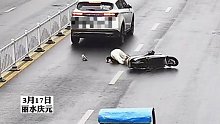 无牌电动车走机动车道，结果被小车超车时不慎撞倒！女子未戴头盔，受伤倒地不起