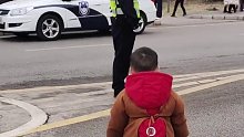 细心的交警叔叔和胆大的小朋友