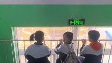 学生在楼上看落叶 ：老师你看那底下。老师：好美啊！学生：那是咱班卫生区！