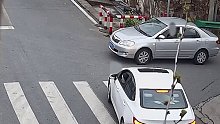 两车“礼”让先行白天杠到了晚上谁劝都不听，只能由交警来“破局”