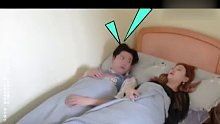 当宿醉的兄弟醒来发现旁边睡着一个美女