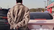 男子下车“人肉”加塞，后车车主：走时嚣张回望