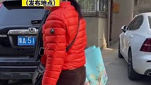 女子停车占用消防通道，路人提醒后也坚决不挪车。
