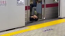日本一喝醉的年轻人脑袋被地铁门夹了，车上的其他人无动于衷