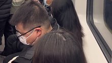 上海大爷地铁内与他人争执：乡下猪 打你脏了我的手