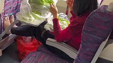 女子高铁上拖鞋摘菜，真把高铁当自家客厅了。