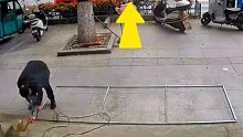 电瓶车突然急停摔倒 车主向路人赔钱