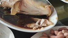 餐桌上的鱼真可怜，看着自己被一口一口吃掉