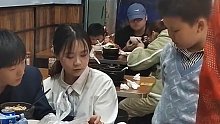 店主在大学旁开饭店，进店大学生都是店主儿子的“导师”。网友：这哪是开店，是开了个辅导班！