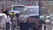 路人拍摄老两口街头吵架，“老头被老太太按在地上拿鞋抽da”