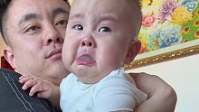 宝宝的表情突然变成了“笑中带泪”