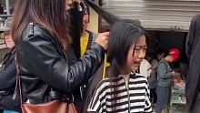 小女孩高高兴兴的喊婆婆带她去理发，没想到被带到街边去卖头发，小女孩崩溃大哭。
