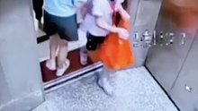 老人因电梯门关太快被夹，竟掌掴无辜小女孩