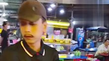 用报纸打包炒饭头一次见，别说，包好后看着就贵