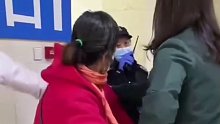 大妈为了碰瓷表演的真彻底……