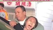男子带小三外出被原配抓现行，小三躲在车里不敢面对