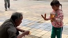 4月3日，山东，女孩不忍心看到路边老爷爷乞讨，去买了一些吃的送给老爷爷，帮爷爷拿着吃