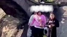 游客怒斥，家长带孩子捞景区水池里的观赏金鱼，家长：就几个孩子能怎么地？