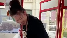 女子时隔两年回国，装作顾客到妈妈的摊位给他惊喜