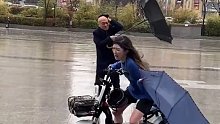 女子下雨天骑车碰到最尴尬的事，瞬间让人感到“社死”