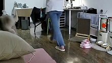 猫咪突然跳起把主人绊倒，看到男主人后自己也装倒