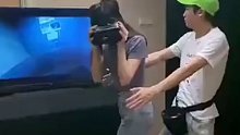 VR这么真实吗？妹子真吓到了！。。