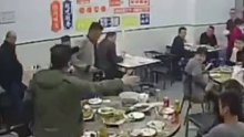 朋友聚会吃到一半突然就掀桌子，网友：酒肉朋友说翻脸就翻脸