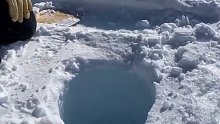 把冰块扔进南极冰窟窿里，会发生什么呢？