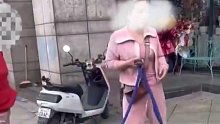 女子带金毛在小区办理犬证，遭路人辱骂并狠狠踢了狗狗