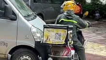 小货车与外卖员发生冲突，外卖小哥被撞后“顺势”摔倒