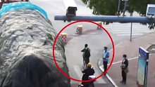 学生骑车进入大货车盲区，紧急危险关头，交警疯狂吹哨